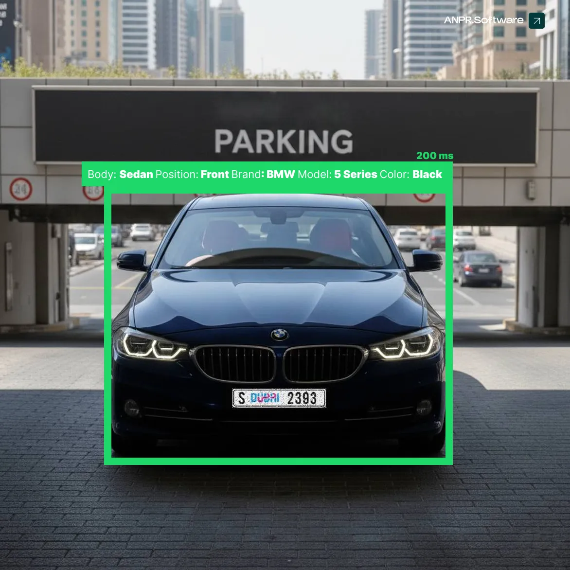 واجهة التعرف على السيارات تكتشف سيارة BMW سيدان سوداء من الأمام عند مدخل موقف في دبي، وتعيد نوع الهيكل والوضعية والماركة واللون